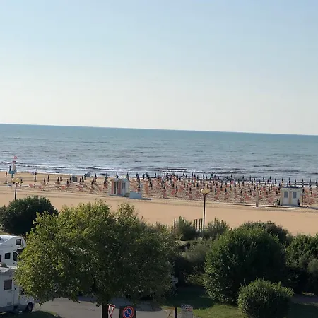 Very Comfortable Seafront Apartman